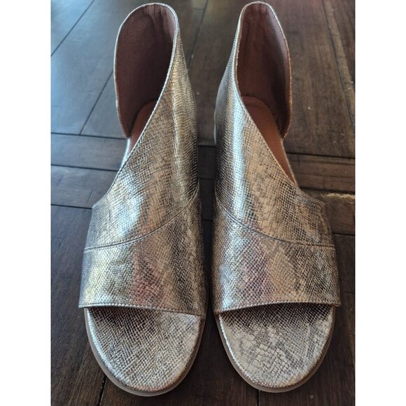 Mata Metallic Gold Faux Leather Open-Toe Flat Sandals size 9 - Picture 1 of 7